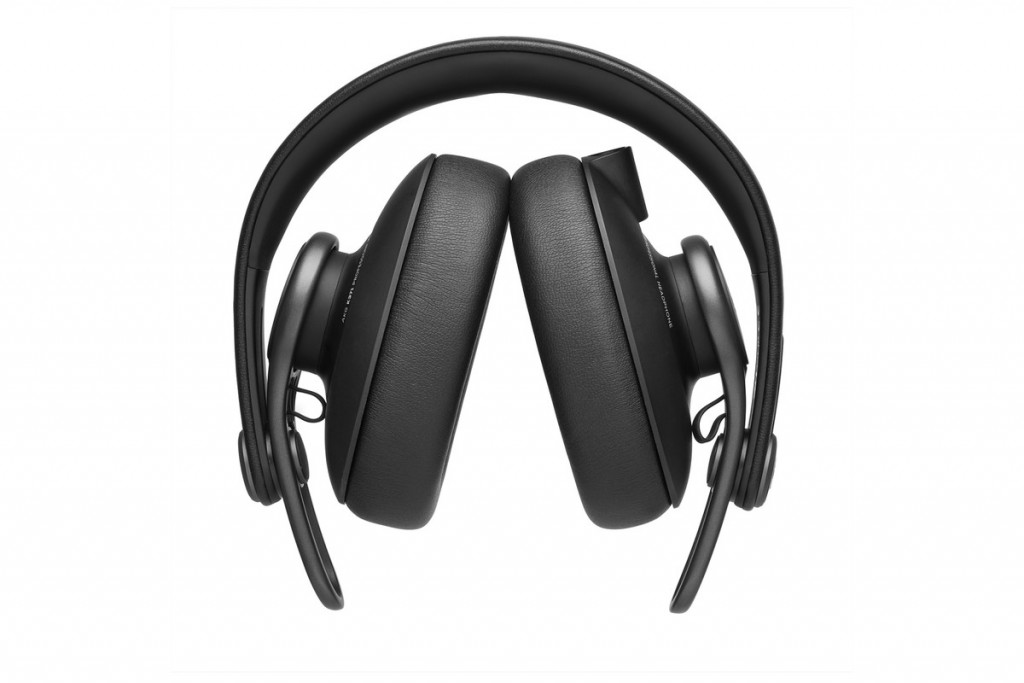 AKG K371