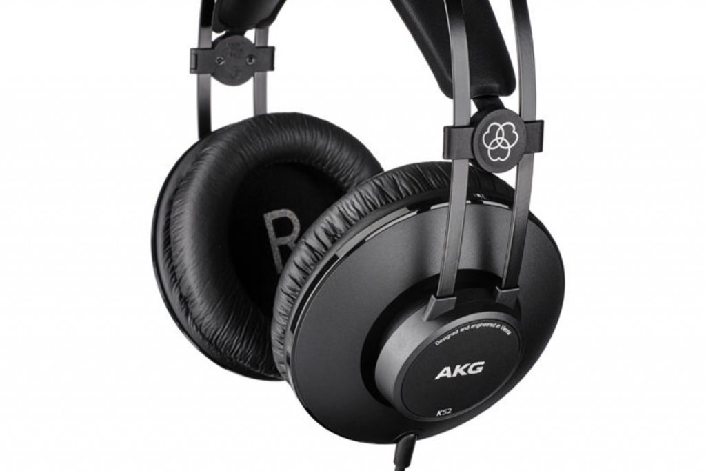 AKG K52